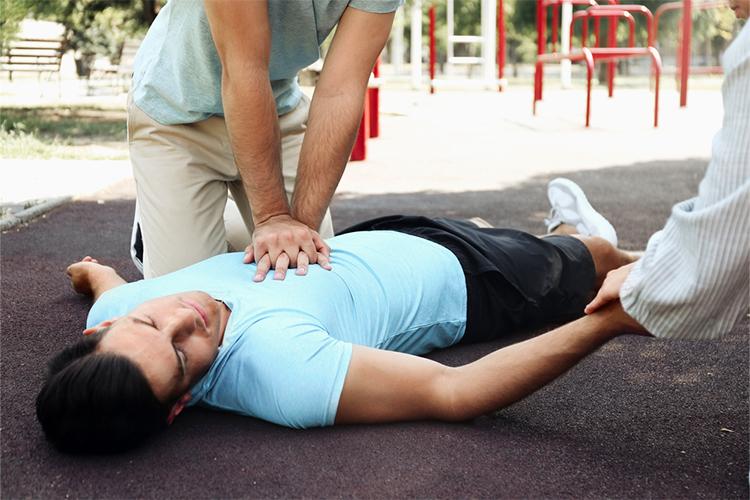 Step-by-Step Guide to Performing CPR - Paras Health