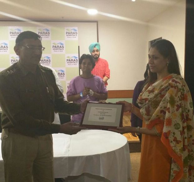 Young Woman Saves Life of Road Accident Victim in City: Paras Hospitals, Gurgaon Honours the Good Samaritan