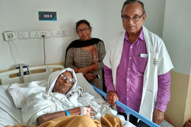 पारस ग्लोबल हाॅस्पिटल में 93 साल के मरीज के कूल्हे के फ्रैक्चर का सफल इलाज