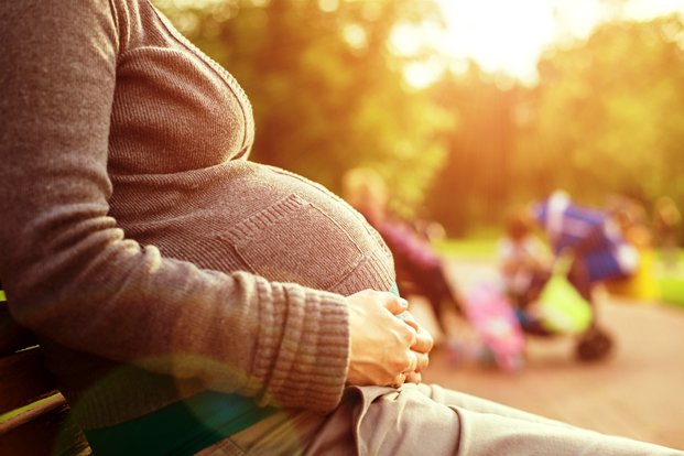 What is the risk of a pregnant woman passing Hepatitis C to her baby?